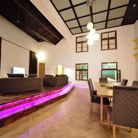 The Theatre / Old Town & Balcony شقة ريغا